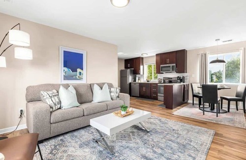 Roseville Apartamento | Modern & Cozy 1BR Upper Flat | King Bed + Laundry