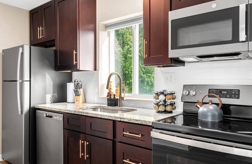 Roseville Apartamento | Modern & Cozy 1BR Upper Flat | King Bed + Laundry