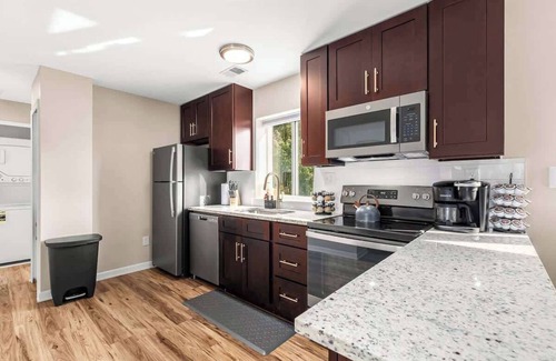 Roseville Apartamento | Modern & Cozy 1BR Upper Flat | King Bed + Laundry