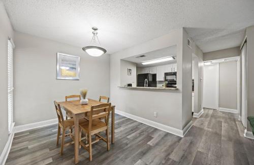 Addison Apartamento | Modern & Cozy 1BR with a Pool plus Walk to Bars & Bites