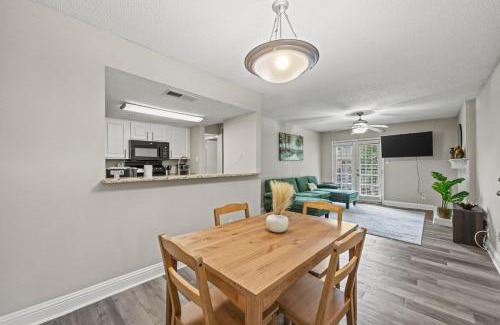 Addison Apartamento | Modern & Cozy 1BR with a Pool plus Walk to Bars & Bites