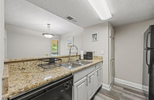 Addison Apartamento | Modern & Cozy 1BR with a Pool plus Walk to Bars & Bites