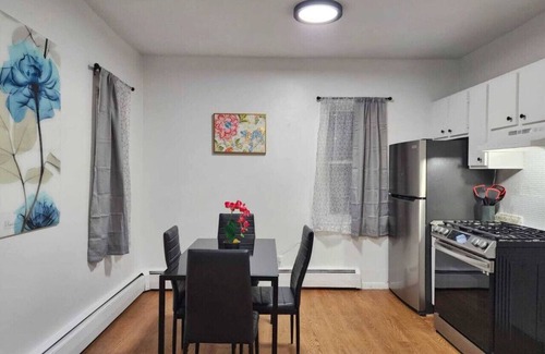 Memorial Square Apartamento | Modern & Cozy 2BR Near Basketball Hall of Fame