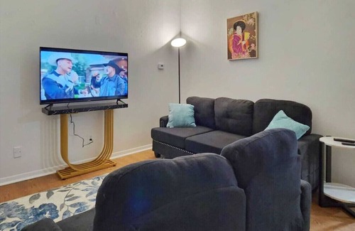 Memorial Square Apartamento | Modern & Cozy 2BR Near Basketball Hall of Fame