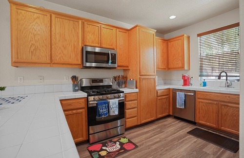Ceres Casa | Modern Cozy 3-bedroom townhome minutes from hostipals in Modesto & Turlock