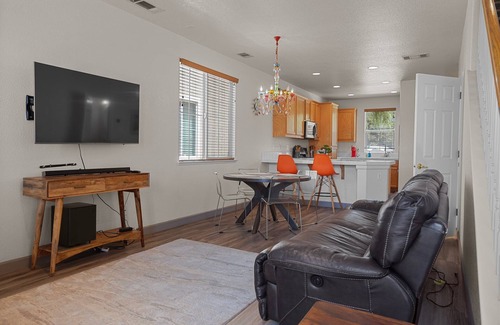 Ceres Casa | Modern Cozy 3-bedroom townhome minutes from hostipals in Modesto & Turlock