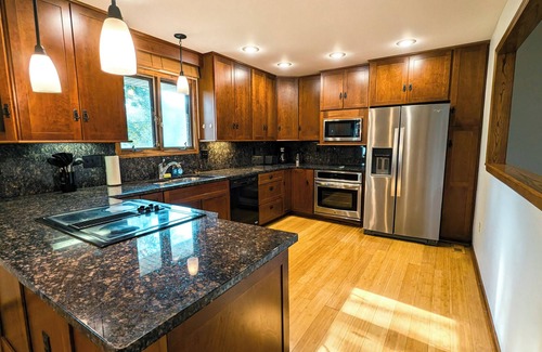 Overland Park Casa | Modern & cozy 3BR family retreat in south Overland Park