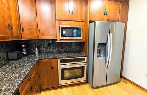 Overland Park Casa | Modern & cozy 3BR family retreat in south Overland Park