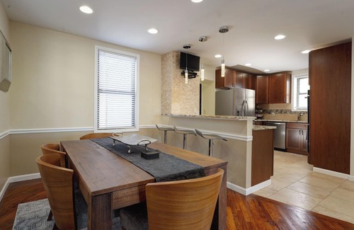 South Charleston Casa | Modern & Cozy 4 Bedroom, 6 TV's, Ms. Pacman, Walk to Starbucks!