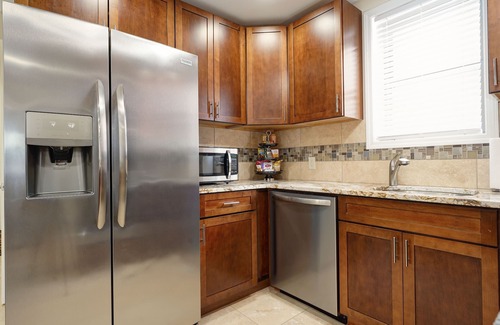 South Charleston Casa | Modern & Cozy 4 Bedroom, 6 TV's, Ms. Pacman, Walk to Starbucks!