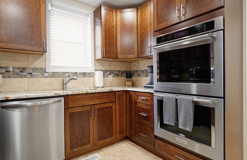 South Charleston Casa | Modern & Cozy 4 Bedroom, 6 TV's, Ms. Pacman, Walk to Starbucks!