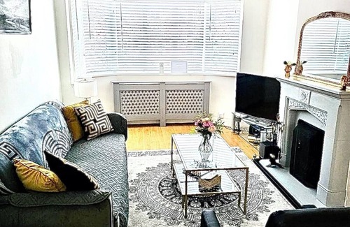 Whitefoot Casa | Modern Cozy 5 star 3 Bedroom House in vibrant London with wifi and free parking!