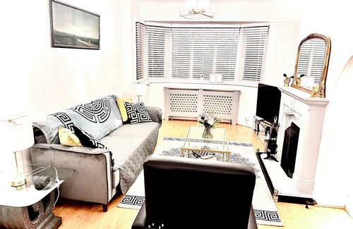 Whitefoot Casa | Modern Cozy 5 star 3 Bedroom House in vibrant London with wifi and free parking!