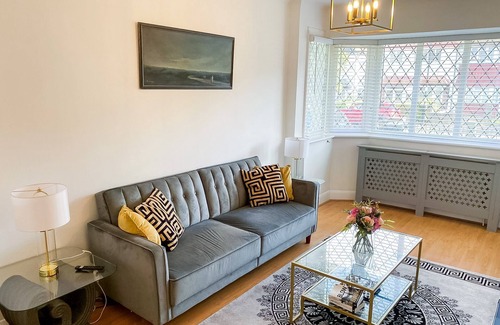 Whitefoot Casa | Modern Cozy 5 star 3 Bedroom House in vibrant London with wifi and free parking!