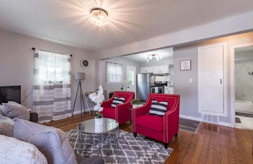 Center Casa | Modern & Cozy Cape | 4 Bedroom House | Central Location