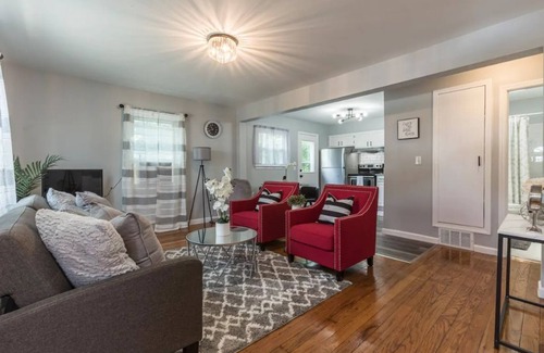 Center Casa | Modern & Cozy Cape | 4 Bedroom House | Central Location