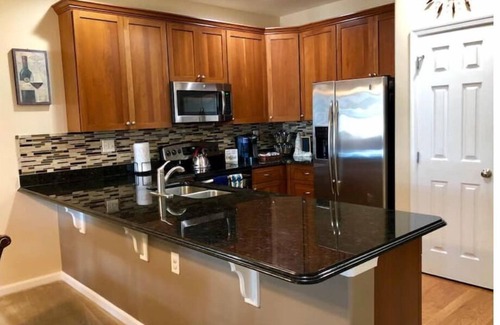 Lewes Condominio | Modern & Cozy. Close to Lewes, Rehoboth Beaches. Community Pool