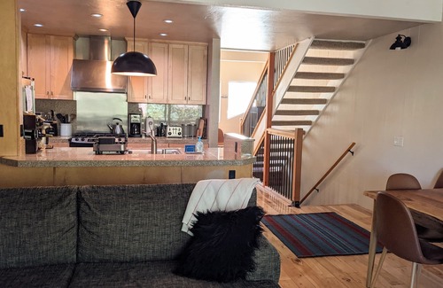 Kings Beach Condominio | Moderno y acogedor condominio N. Shore Wifi, HDTV cerca de Northstar, lago