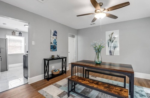 Grosse Pointe Apartamento | Modern & Cozy East Side Gem ~ Queen Beds
