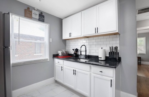 Grosse Pointe Apartamento | Modern & Cozy East Side Gem ~ Queen Beds