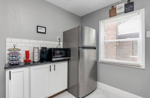 Grosse Pointe Apartamento | Modern & Cozy East Side Gem ~ Queen Beds