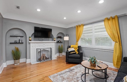 Grosse Pointe Apartamento | Modern & Cozy East Side Gem ~ Queen Beds ~ Parking