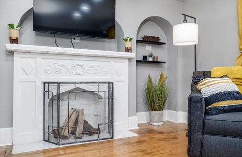 Grosse Pointe Apartamento | Modern & Cozy East Side Gem ~ Queen Beds ~ Parking