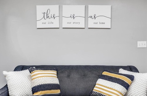 Grosse Pointe Apartamento | Modern & Cozy East Side Gem ~ Queen Beds ~ Parking