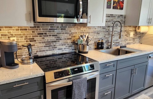 Eugene Apartamento | Modern Cozy Furnished Retreat in Fabulous Eugene