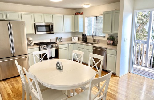 Carpinteria Apartamento | Modern & Cozy Gem ~ Walk to the Beach ~ Queen Beds