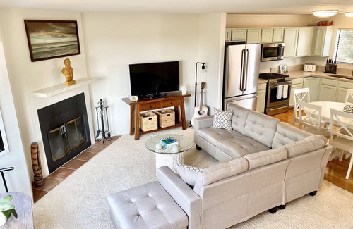 Carpinteria Apartamento | Modern & Cozy Gem ~ Walk to the Beach ~ Queen Beds