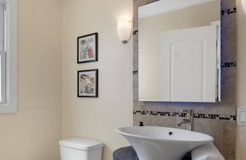Darien Casa | Modern Cozy Getaway + Sauna