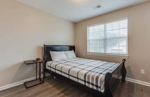 Riverdale Casa | Modern Cozy Humble Abode 15 mins from ATL Airport