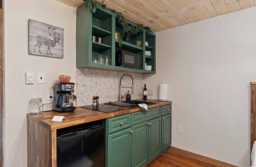 Canadensis Cabina | Modern Cozy Pocono Cabin | Pickleball | Firepits