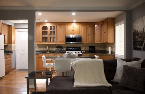 Queens Casa | Modern & Cozy Queens Retreat: Minutes from JFK with Premium Amenities