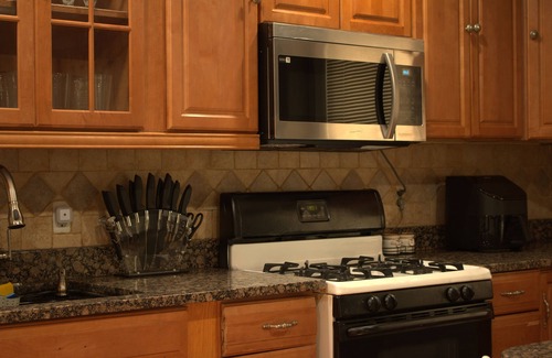 Queens Casa | Modern & Cozy Queens Retreat: Minutes from JFK with Premium Amenities