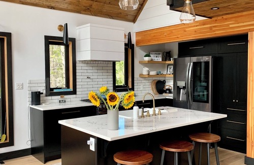 South Bruce Peninsula Casa | Modern & Cozy Retreat, 1 min stroll to Oliphant beach & 10 KM’s to Sauble.