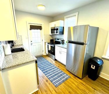 Wilmington Apartamento | Modern Cozy walk up with King Bed