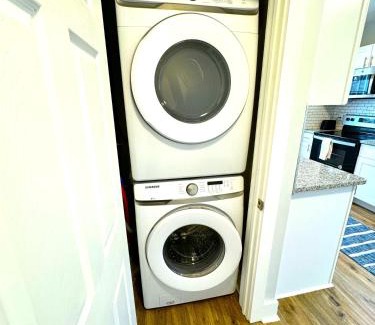 Wilmington Apartamento | Modern Cozy walk up with King Bed