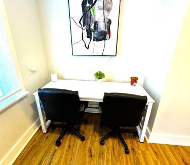 Wilmington Apartamento | Modern Cozy walk up with King Bed