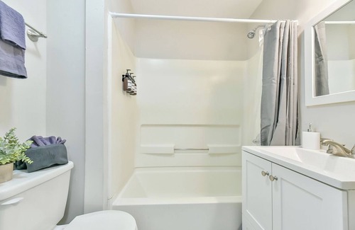 Greensboro Casa | Modern - Cozy - Well Located