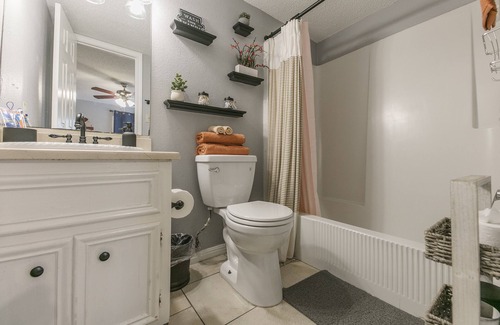 Judge's Hill Apartamento | ★Modern,CozyCouple's Getaway w/Relaxing Patio!★
