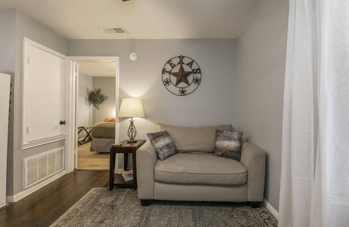 Judge's Hill Apartamento | ★Modern,CozyCouple's Getaway w/Relaxing Patio!★