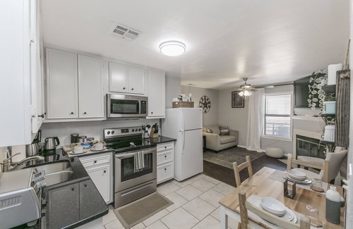 Judge's Hill Apartamento | ★Modern,CozyCouple's Getaway w/Relaxing Patio!★
