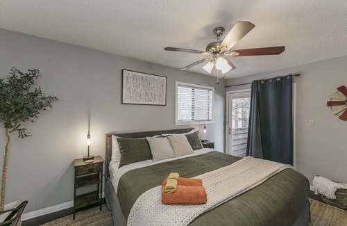 Judge's Hill Apartamento | ★Modern,CozyCouple's Getaway w/Relaxing Patio!★
