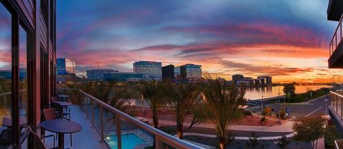 Tempe Apartamento | Modern CozySuites on Town Lake waterfront 02