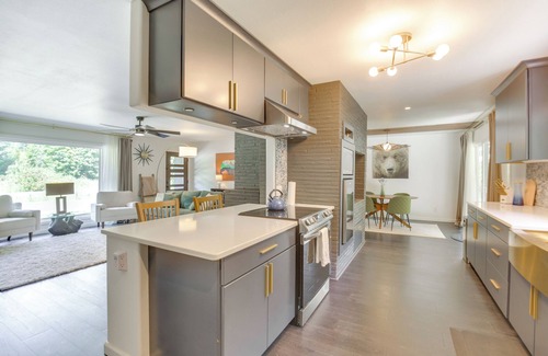 Oregon Coast Casa | Modern Creekside Retreat 1 Mi to Spirit Mtn Casino