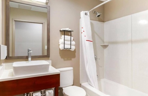 Queens Casa | Modern-Day Retreat Located off Interstate-678 | 3 Family Ready Rooms