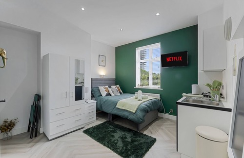 Hanger Hill Apartamento | Modern-day Safari Manor En-suite in Central 1 bed w/free parking