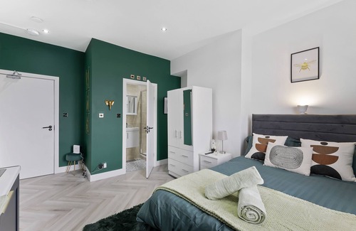Hanger Hill Apartamento | Modern-day Safari Manor En-suite in Central 1 bed w/free parking